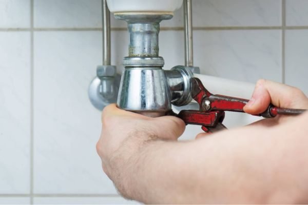 Causas comunes de averías en tuberías y desagües y cómo solucionarlas Causas comunes de averías en tuberías y desagües y cómo solucionarlas