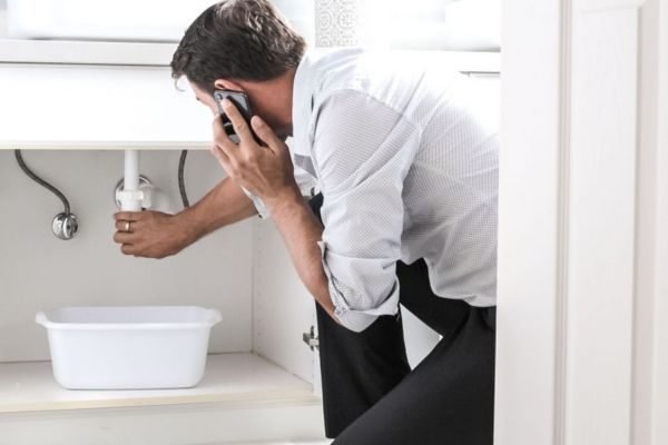 Equipo de fontaneros profesionales en fugas de agua en Madrid