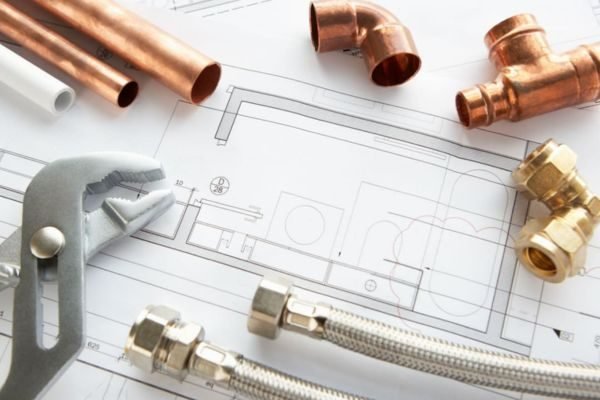 Fontanero profesional repara tuberías en Madrid