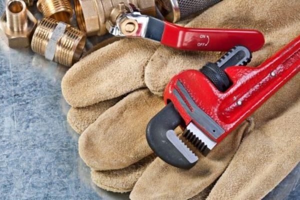 Fontaneros reparan tuberías y desagues rápido y barato