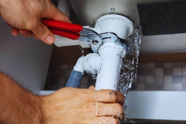 Por qué elegirnos como fontaneros de desatascos en Madrid